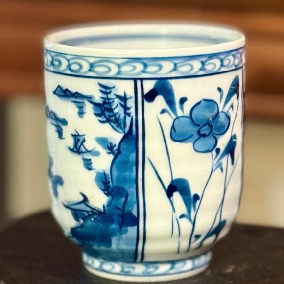 Vintage Blue and White Porcelain Tea Cup with Hand-Painted Floral and Landscape - Picture 4 of 4